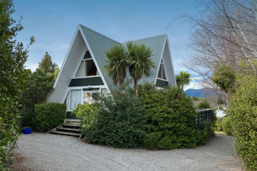 9 Chalet Crescent