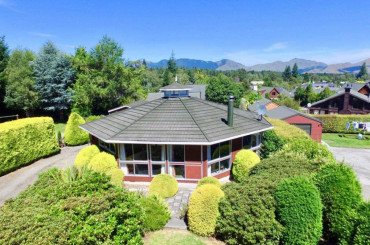 25 Chalet Crescent