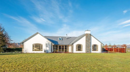 6 Lochiel Drive
